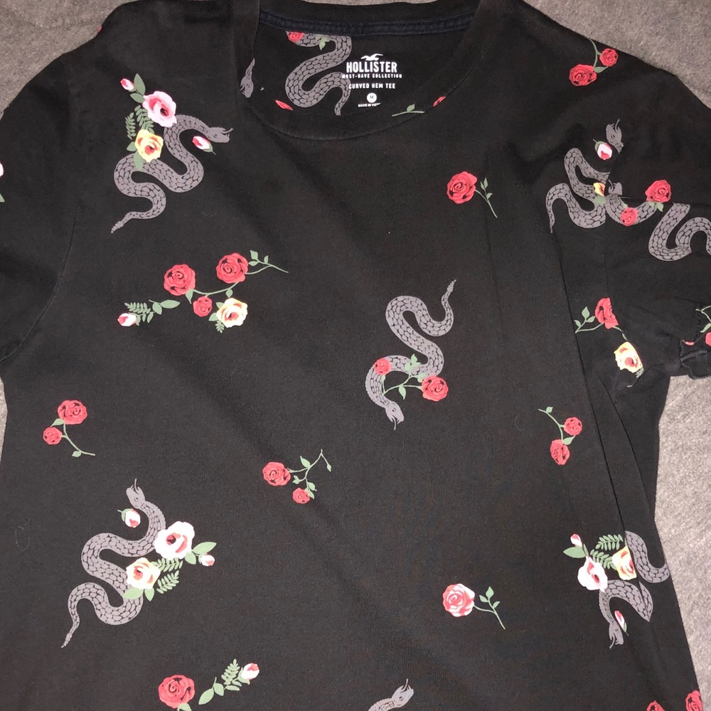Hollister shortsleeved snake shirt